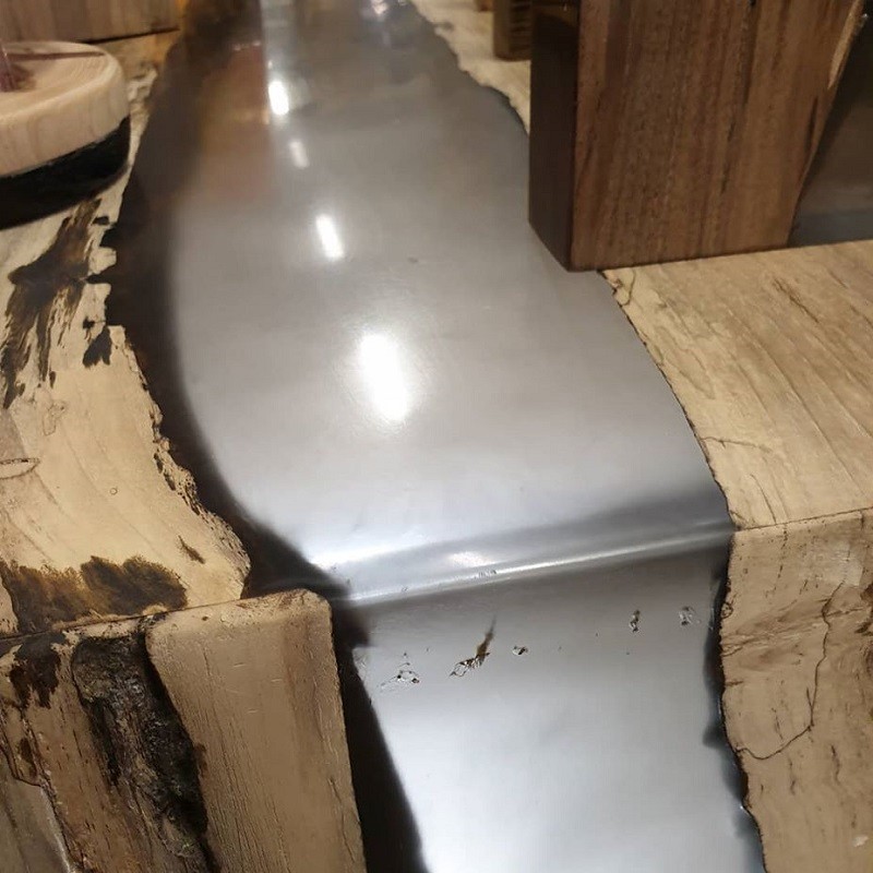 Finitura epossidica protettiva antigraffio per tavoli legno resina